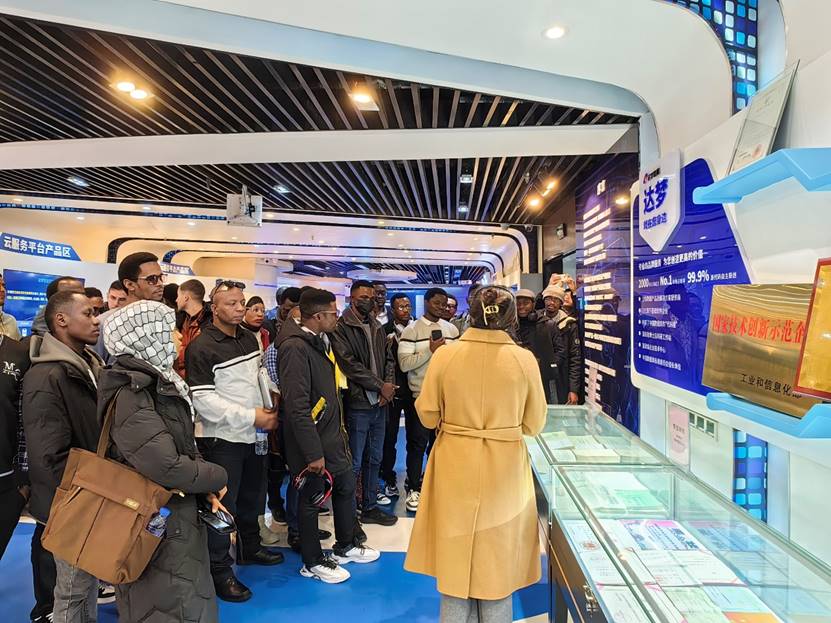 软件工程留学生赴武汉、深圳参访，深入体验中国科技创新——武汉软件开发的实践与启示